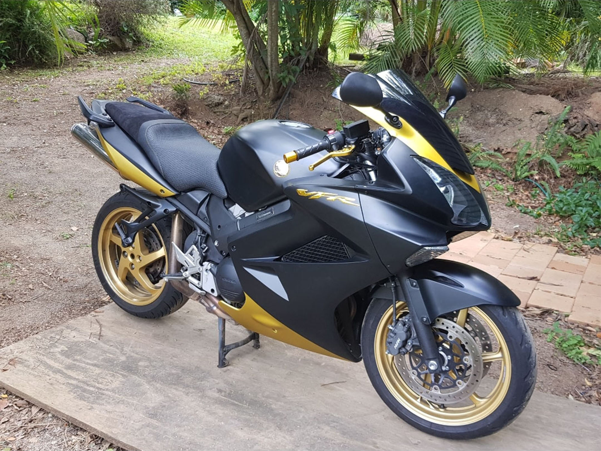 Ich habe eine abgeschriebene Honda VFR800 mit Totalschaden an der Verkleidung wiederaufgebaut. Die Lieferung erfolgte prompt und die mattschwarze und goldene Sonderlackierung wurde gut ausgeführt. Jedes gewünschte Teil war in der Verkleidung enthalten und sicher verpackt. Die inneren Ösen sind vollständig geformt, nicht aufgeklebt, und passen genau zum Rahmen meines Motorrads. Es wurden zahlreiche Befestigungselemente mitgeliefert. Ich habe überall, wo ich hingehe, so viele Komplimente für dieses Motorrad bekommen und würde nicht zögern, eine weitere Verkleidung zu kaufen, wenn ich noch einmal ein Motorrad umbauen müsste. Auf dem Foto können Sie sehen, wie gut das fertige Motorrad aussieht.